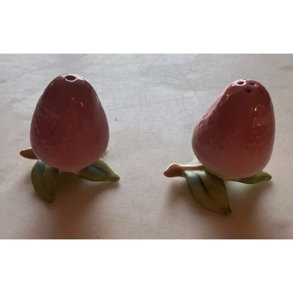 VTG Strawberries Ceramic Salt & Pepper Shakers Screw Leaf Bottom‎ ~ Japan B 18#4